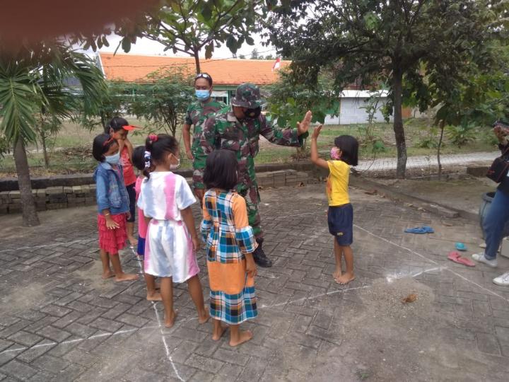  Satgas TMMD Bojonegoro, Pupuk Kebersamaan Dengan Anak-Anak